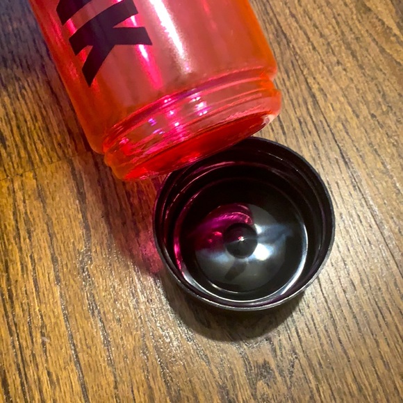 PINK Victoria Secret Campus Water Bottle 24oz. Never used, tags still inside - Picture 4 of 6